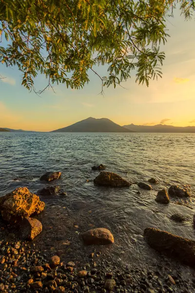 Kayalık sahilden gün batımı manzarası. Alor besar, East Nusa Tenggara - Endonezya