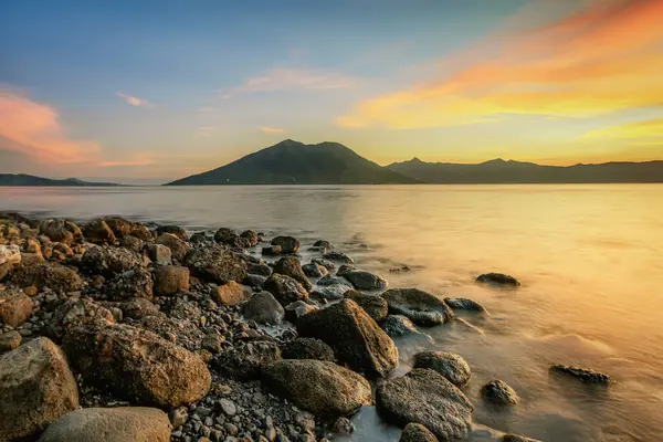 Kayalık sahilden gün batımı manzarası. Alor, Doğu Nusa Tenggara - Endonezya