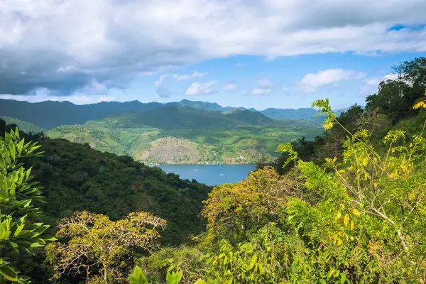 Güneşli bir günde yeşil bir tepeden mavi deniz manzarası. Bampalola, Alor, Doğu Nusa Tenggara - Endonezya.