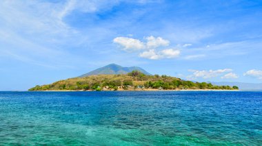 Küçük tropikal ada, berrak gökyüzü ve güzel kristal mavi deniz. Kepa Adası, Alor, Doğu Nusa Tenggara - Endonezya
