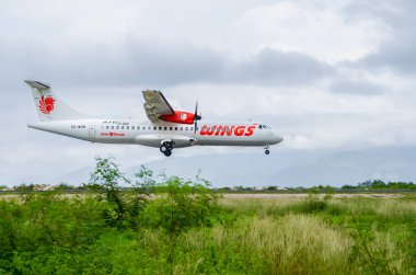 Wings Air ATR 72-600 bulutlu bir günde Mali Havaalanı 'na indi. Alor, Endonezya - 30 Ocak 2016