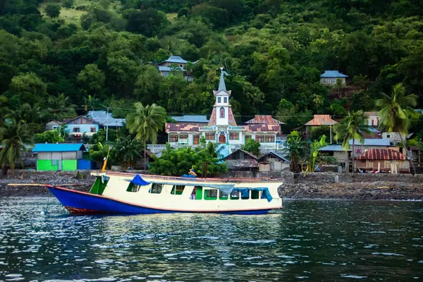 Bir adanın tepelerinin altındaki sahil köyü sahnesi. Abangiwang, Alor, Endonezya - 11 Nisan 2021