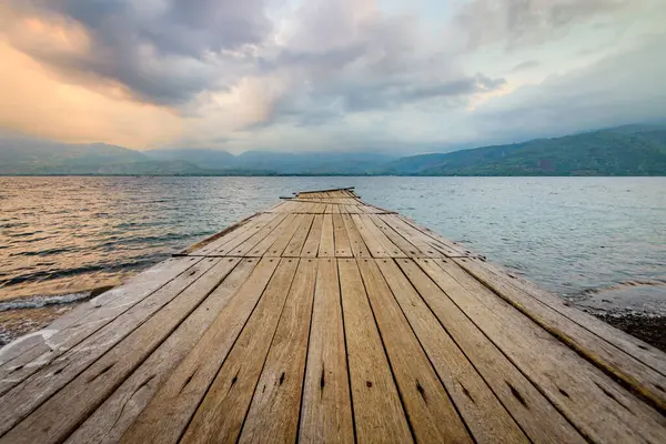 Öğleden sonra tahta delikten deniz ve tepelerin manzarası. Uburaya, Alor, Doğu Nusa Tenggara - Endonezya