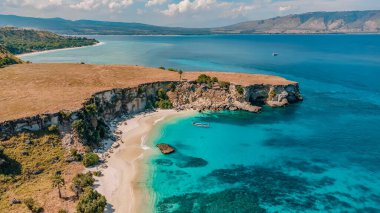 Beyaz kumsal, mavi deniz ve görkemli kaya kayalıklarının havadan görünüşü. Tropikal Ada. Kangge Adası, Alor, Doğu Nusa Tenggara - Endonezya