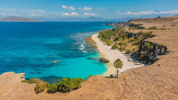 Beyaz kumsal, mavi deniz ve görkemli kaya kayalıklarının havadan görünüşü. Tropikal Ada. Kangge Adası, Alor, Doğu Nusa Tenggara - Endonezya