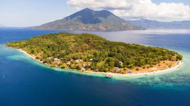 Kepa, Pura ve Pantar Adalarının havadaki güzelliği. Alor, Doğu Nusa Tenggara - Endonezya. 