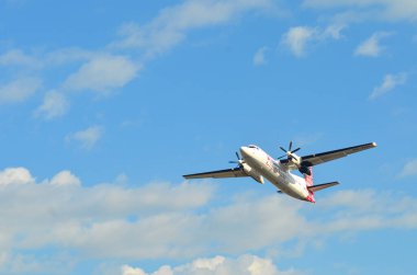 Alor, Endonezya - 26 Temmuz 2015 Trans Nusa uçağı Alor gökyüzünde uçuyor. ATR 72-600