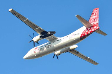Alor, Endonezya - 26 Temmuz 2015 Trans Nusa uçağı Alor gökyüzünde uçuyor. ATR 72-600