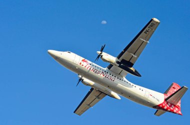 Alor, Endonezya - 26 Temmuz 2015 Trans Nusa uçağı Alor gökyüzünde uçuyor. ATR 72-600