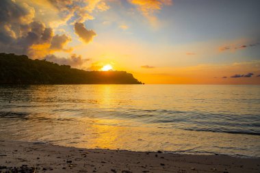 Sahilde güzel bir gün batımı manzarası. Deere Plajı, Alor, Doğu Nusa Tenggara - Endonezya