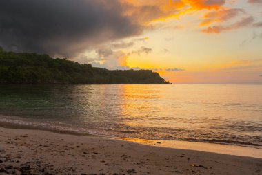 Sahilde güzel bir gün batımı manzarası. Deere Plajı, Alor, Doğu Nusa Tenggara - Endonezya
