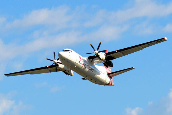 Алор, Индонезия - 26 июля 2015 г. Самолет Trans Nusa пролетает по небу Алор. ATR 72-600