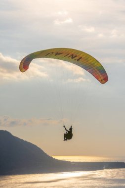Öğleden sonra havada bir paraglider uçar. TNI AUAlor, Doğu Nusa Tenggara - Endonezya (17 Haziran 2023)