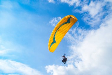 Havada bir paraglider uçuyor. Alor, Doğu Nusa Tenggara - Endonezya (17 Haziran 2023) 