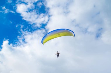 Havada bir paraglider uçuyor. TNI AU. Alor, Doğu Nusa Tenggara - Endonezya (17 Haziran 2023) 