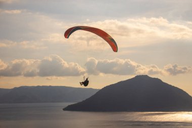 Öğleden sonra havada bir paraglider uçar. Alor, Doğu Nusa Tenggara - Endonezya (17 Haziran 2023)