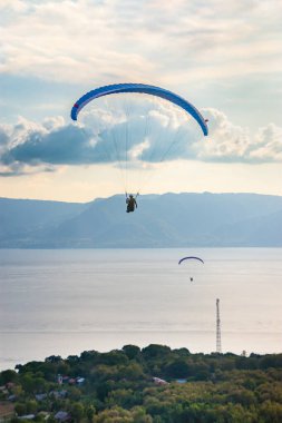 Paragliderler havada uçuyor. Alor, Doğu Nusa Tenggara - Endonezya (17 Haziran 2023) 