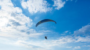 Havada bir paraglider uçuyor. Alor, Doğu Nusa Tenggara - Endonezya (17 Haziran 2023) 