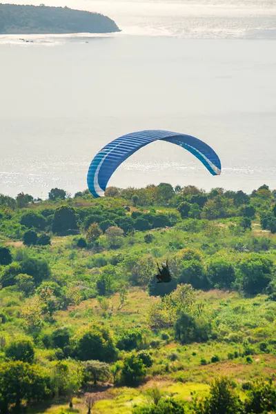 Havada bir paraglider uçuyor. Alor, Doğu Nusa Tenggara - Endonezya (17 Haziran 2023) 