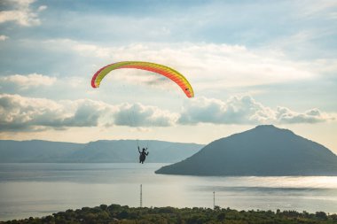 Havada bir paraglider uçuyor. Alor, Doğu Nusa Tenggara - Endonezya (17 Haziran 2023) 
