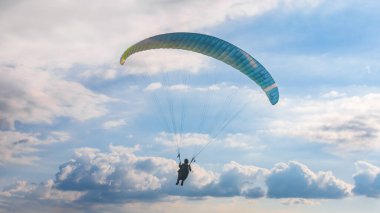Havada bir paraglider uçuyor. Alor, Doğu Nusa Tenggara - Endonezya (17 Haziran 2023) 