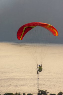 Havada bir paraglider uçuyor. Alor, Doğu Nusa Tenggara - Endonezya (17 Haziran 2023) 