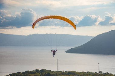 Havada bir paraglider uçuyor. Alor, Doğu Nusa Tenggara - Endonezya (17 Haziran 2023) 