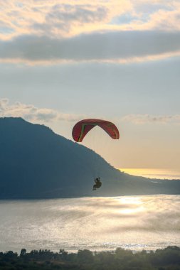 Havada bir paraglider uçuyor. Alor, Doğu Nusa Tenggara - Endonezya (17 Haziran 2023) 