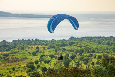 Havada bir paraglider uçuyor. Alor, Doğu Nusa Tenggara - Endonezya (17 Haziran 2023) 