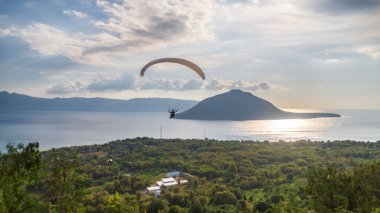 Havada bir paraglider uçuyor. Alor, Doğu Nusa Tenggara - Endonezya (17 Haziran 2023) 