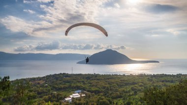 Havada bir paraglider uçuyor. Alor, Doğu Nusa Tenggara - Endonezya (17 Haziran 2023) 