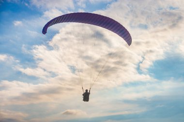 Havada bir paraglider uçuyor. Alor, Doğu Nusa Tenggara - Endonezya (17 Haziran 2023) 