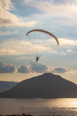 Havada bir paraglider uçuyor. Alor, Doğu Nusa Tenggara - Endonezya (17 Haziran 2023) 