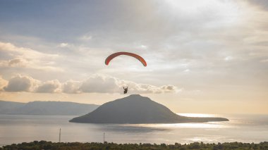 Havada bir paraglider uçuyor. Alor, Doğu Nusa Tenggara - Endonezya (17 Haziran 2023) 
