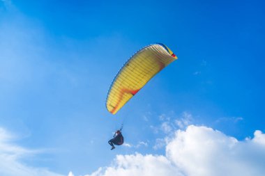 Havada bir paraglider uçuyor. Alor, Doğu Nusa Tenggara - Endonezya (17 Haziran 2023) 