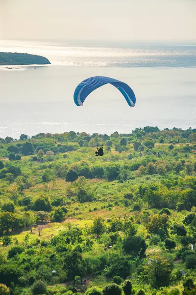 Havada bir paraglider uçuyor. Alor, Doğu Nusa Tenggara - Endonezya (17 Haziran 2023) 