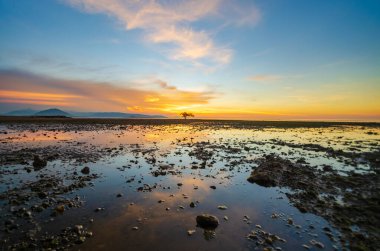 Gün batımının batan denizdeki yansıması. Kokar Plajı, Alor, Doğu Nusa Tenggara - Endonezya