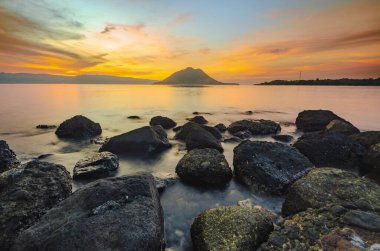 Kayalık sahilden gün batımı manzarası. Alor, Doğu Nusa Tenggara - Endonezya