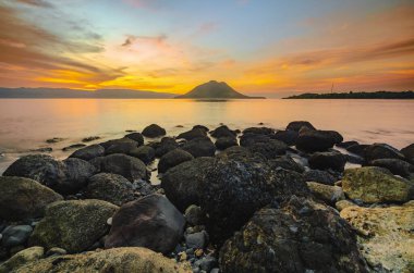 Kayalık sahilden gün batımı manzarası. Alor, Doğu Nusa Tenggara - Endonezya