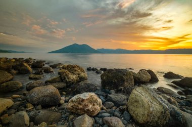 Kayalık sahilden gün batımı manzarası. Alor, Doğu Nusa Tenggara - Endonezya