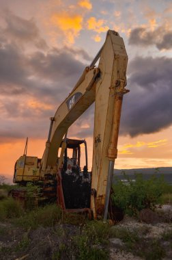 Terk edilmiş kırık bir tırtıl kazıcısının alacakaranlık görüntüsü. Alor Adası, Doğu Nusa Tenggara, Endonezya - 23 Ocak 2016