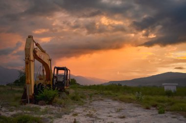 Terk edilmiş kırık bir tırtıl kazıcısının alacakaranlık görüntüsü. Alor Adası, Doğu Nusa Tenggara, Endonezya - 23 Ocak 2016