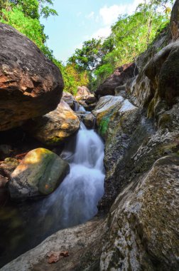 Tropikal ormanda kayalıklardan akan manzaralı bir kaynak nehri. Alor, Nusa Tenggara Timur - Endonezya