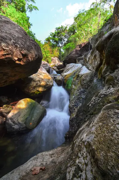 Tropikal ormanda kayalıklardan akan manzaralı bir kaynak nehri. Alor, Nusa Tenggara Timur - Endonezya
