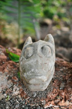 Geleneksel bir köyde taş heykeller. 19 Şubat 2016 Bang towo, Kopidil, Alor, Doğu Nusa Tenggara - Endonezya