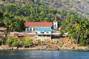 Sabah erkenden Limarahing 'deki GMIT Maranatha kilisesinde. 20 Kasım 2015 - Pura Adası, Alor, Doğu Nusa Tenggara - Endonezya