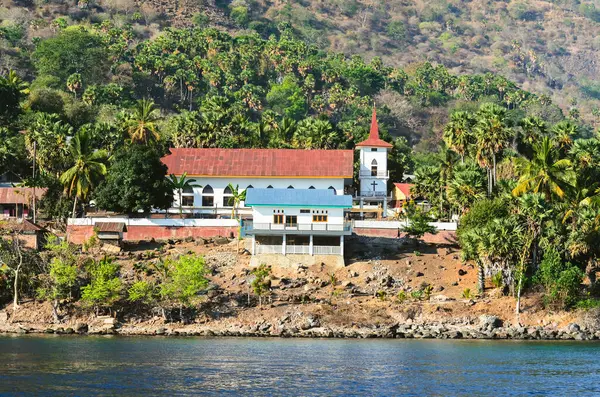 Sabah erkenden Limarahing 'deki GMIT Maranatha kilisesinde. 20 Kasım 2015 - Pura Adası, Alor, Doğu Nusa Tenggara - Endonezya