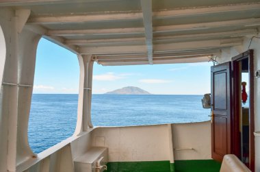 Feribottan açık bir günde mavi okyanusta bir ada manzarası. Tereweng Adası, Alor, Doğu Nusa Tenggara - Endonezya