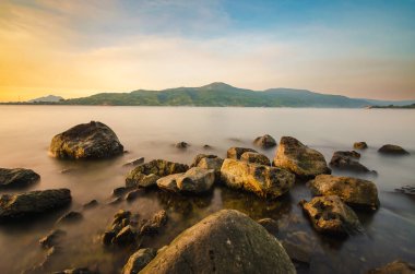 Kayalık sahilden alacakaranlık manzarası. Alor, Doğu Nusa Tenggara - Endonezya