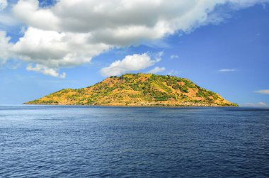 Güneşli bir günde güzel bir tropikal ada manzarası. Tereweng Adası, Alor, Doğu Nusa Tenggara - Endonezya